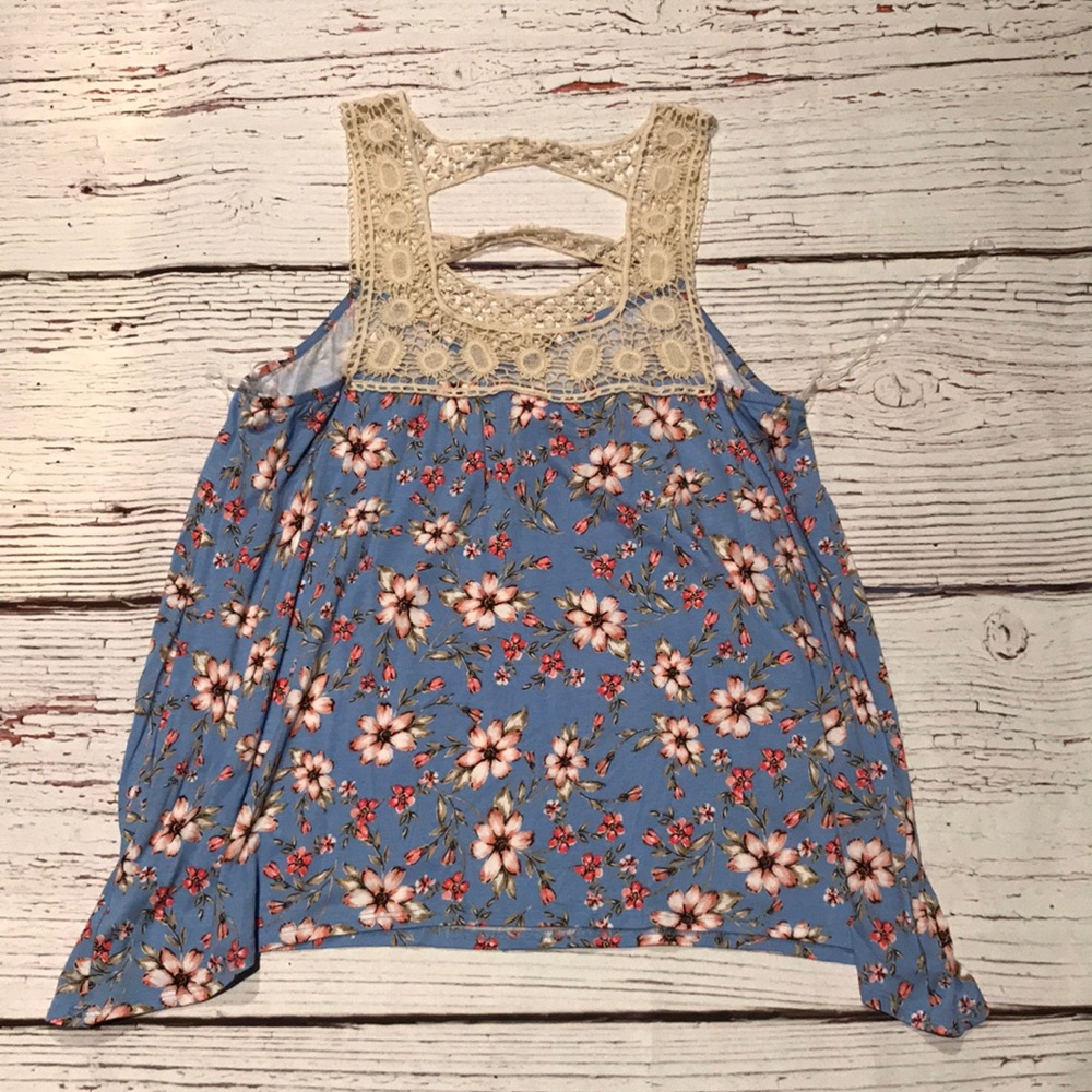 ⬇️ JUST REDUCED! ⬇️ Floral Top NWT!! 🌺